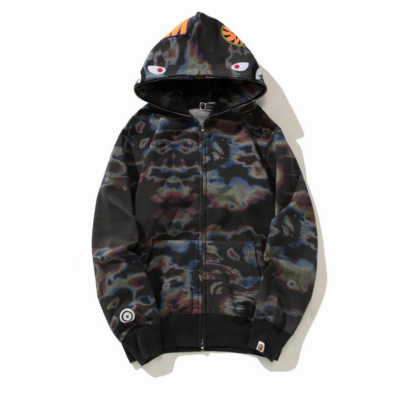 Les sweats Bape Sta pour homme incarnent l’essence du streetwear avec un design audacieux et reconnaissable, propre à la marque A Bathing Ape (Bape).