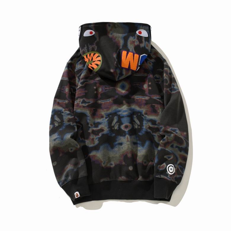 Les sweats Bape Sta pour homme incarnent l’essence du streetwear avec un design audacieux et reconnaissable, propre à la marque A Bathing Ape (Bape).