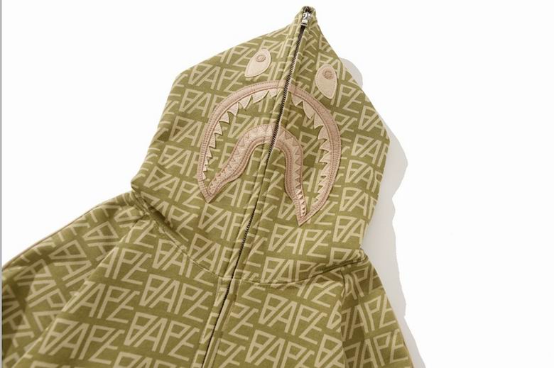 Les sweats Bape Sta pour homme incarnent l’essence du streetwear avec un design audacieux et reconnaissable, propre à la marque A Bathing Ape (Bape).