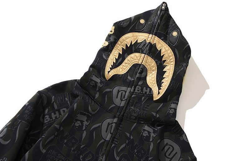 Les sweats Bape Sta pour homme incarnent l’essence du streetwear avec un design audacieux et reconnaissable, propre à la marque A Bathing Ape (Bape).