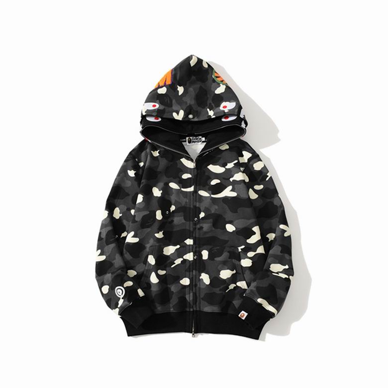 Les sweats Bape Sta pour homme incarnent l’essence du streetwear avec un design audacieux et reconnaissable, propre à la marque A Bathing Ape (Bape).