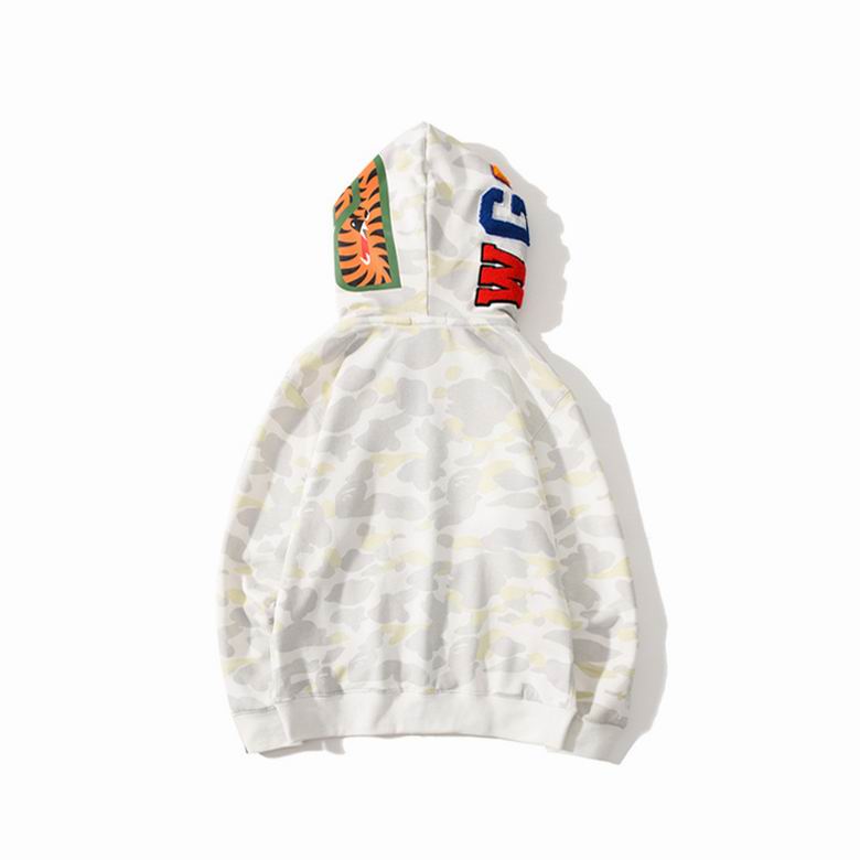 Les sweats Bape Sta pour homme incarnent l’essence du streetwear avec un design audacieux et reconnaissable, propre à la marque A Bathing Ape (Bape).