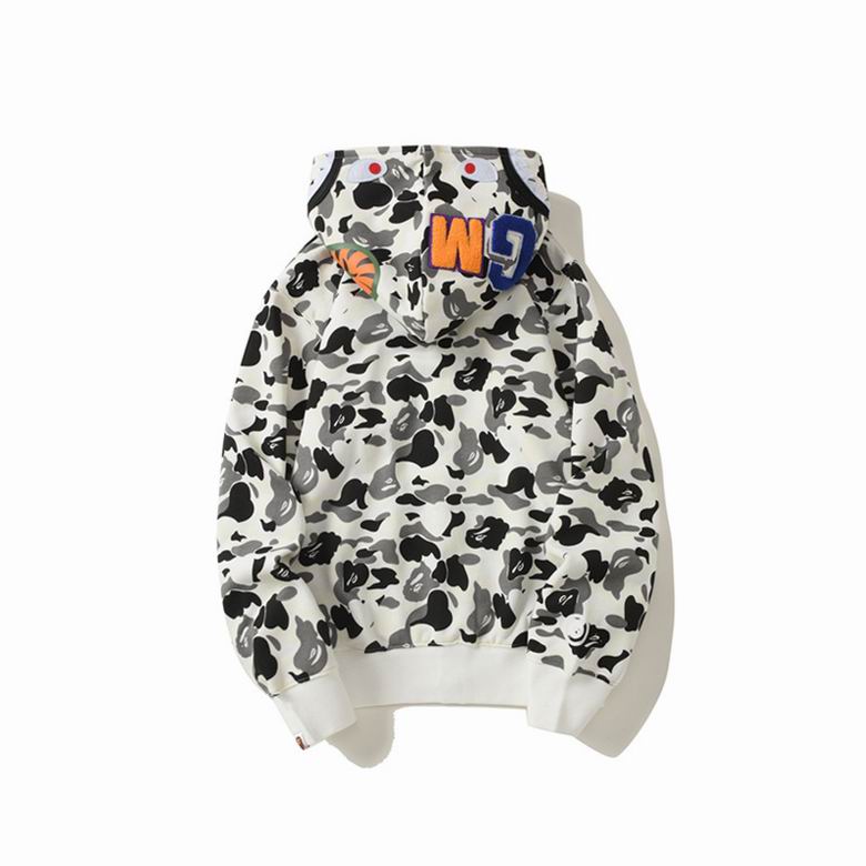 Les sweats Bape Sta pour homme incarnent l’essence du streetwear avec un design audacieux et reconnaissable, propre à la marque A Bathing Ape (Bape).