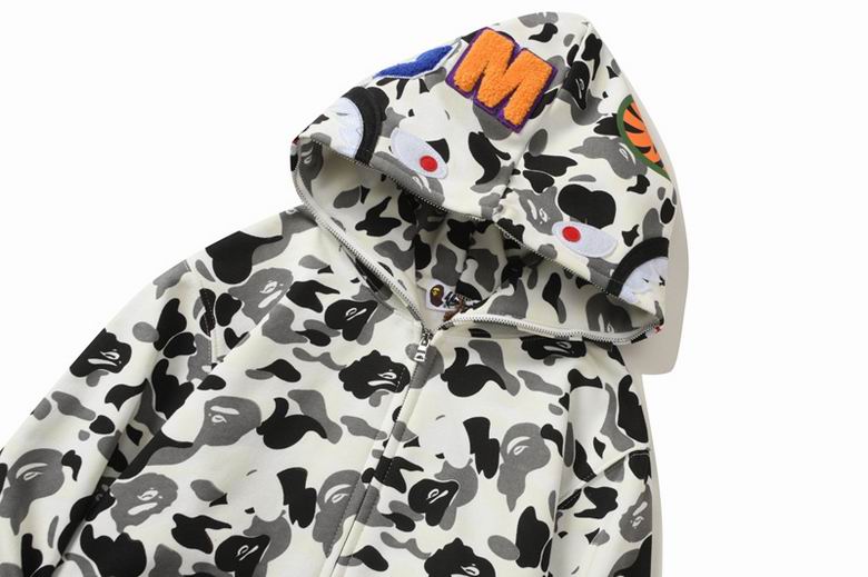 Les sweats Bape Sta pour homme incarnent l’essence du streetwear avec un design audacieux et reconnaissable, propre à la marque A Bathing Ape (Bape).