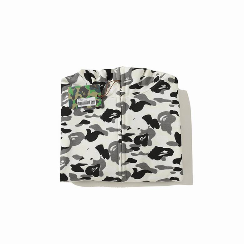 Les sweats Bape Sta pour homme incarnent l’essence du streetwear avec un design audacieux et reconnaissable, propre à la marque A Bathing Ape (Bape).