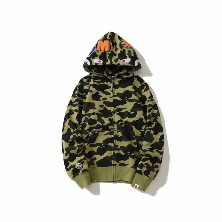 Les sweats Bape Sta pour homme incarnent l’essence du streetwear avec un design audacieux et reconnaissable, propre à la marque A Bathing Ape (Bape).