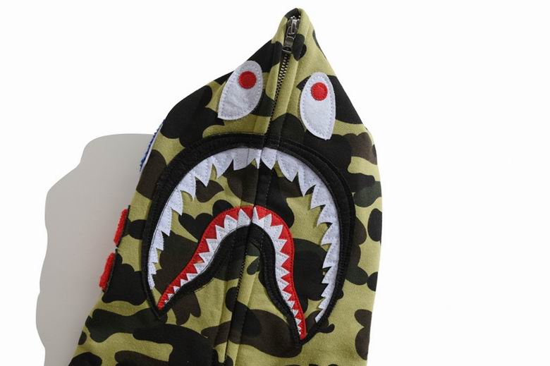Les sweats Bape Sta pour homme incarnent l’essence du streetwear avec un design audacieux et reconnaissable, propre à la marque A Bathing Ape (Bape).