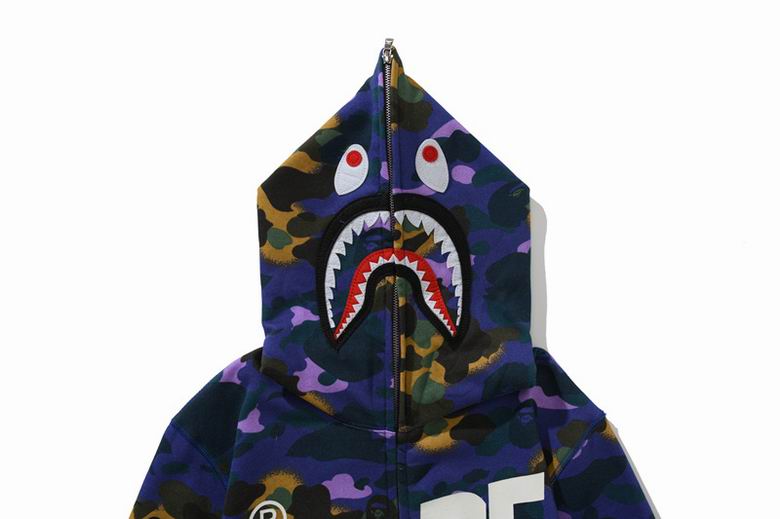 Les sweats Bape Sta pour homme incarnent l’essence du streetwear avec un design audacieux et reconnaissable, propre à la marque A Bathing Ape (Bape).
