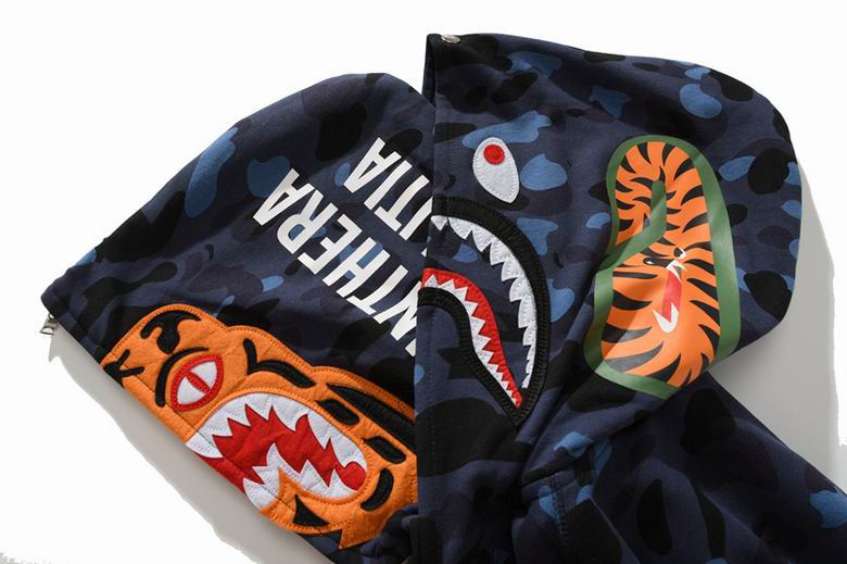 Les sweats Bape Sta pour homme incarnent l’essence du streetwear avec un design audacieux et reconnaissable, propre à la marque A Bathing Ape (Bape).