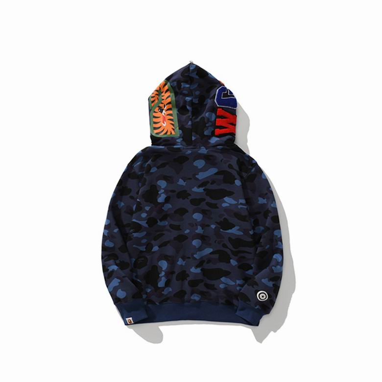 Les sweats Bape Sta pour homme incarnent l’essence du streetwear avec un design audacieux et reconnaissable, propre à la marque A Bathing Ape (Bape).