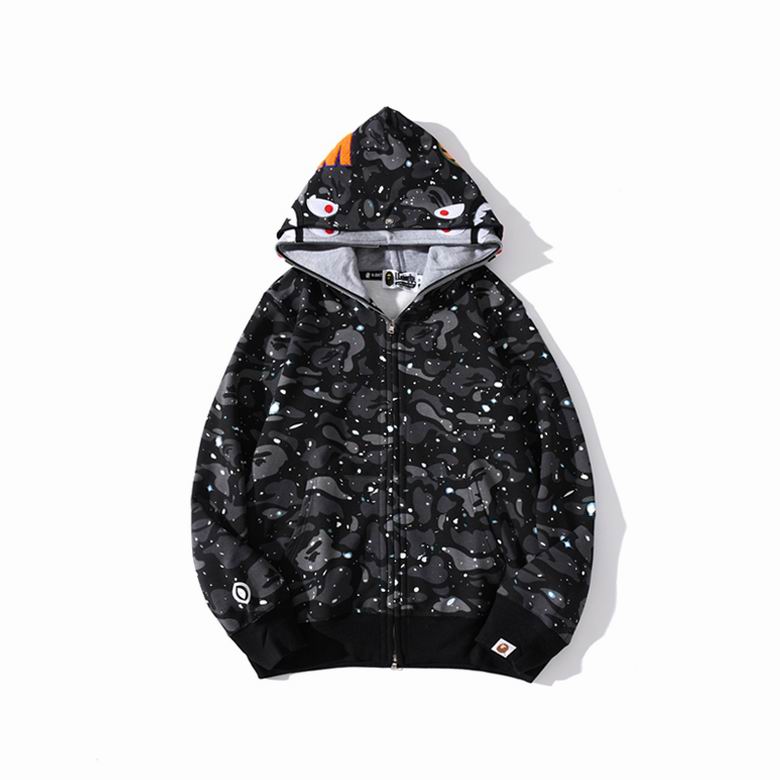 Les sweats Bape Sta pour homme incarnent l’essence du streetwear avec un design audacieux et reconnaissable, propre à la marque A Bathing Ape (Bape).