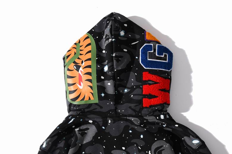 Les sweats Bape Sta pour homme incarnent l’essence du streetwear avec un design audacieux et reconnaissable, propre à la marque A Bathing Ape (Bape).