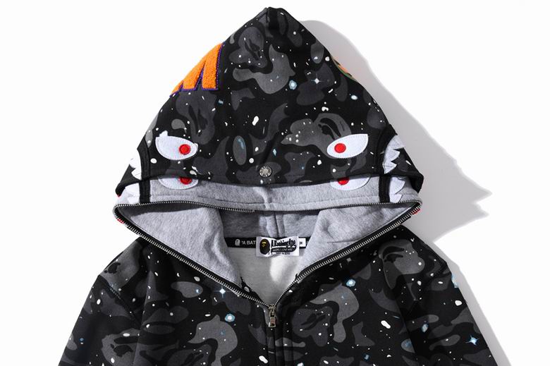 Les sweats Bape Sta pour homme incarnent l’essence du streetwear avec un design audacieux et reconnaissable, propre à la marque A Bathing Ape (Bape).