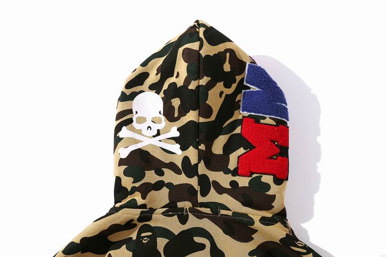 Les sweats Bape Sta pour homme incarnent l’essence du streetwear avec un design audacieux et reconnaissable, propre à la marque A Bathing Ape (Bape).