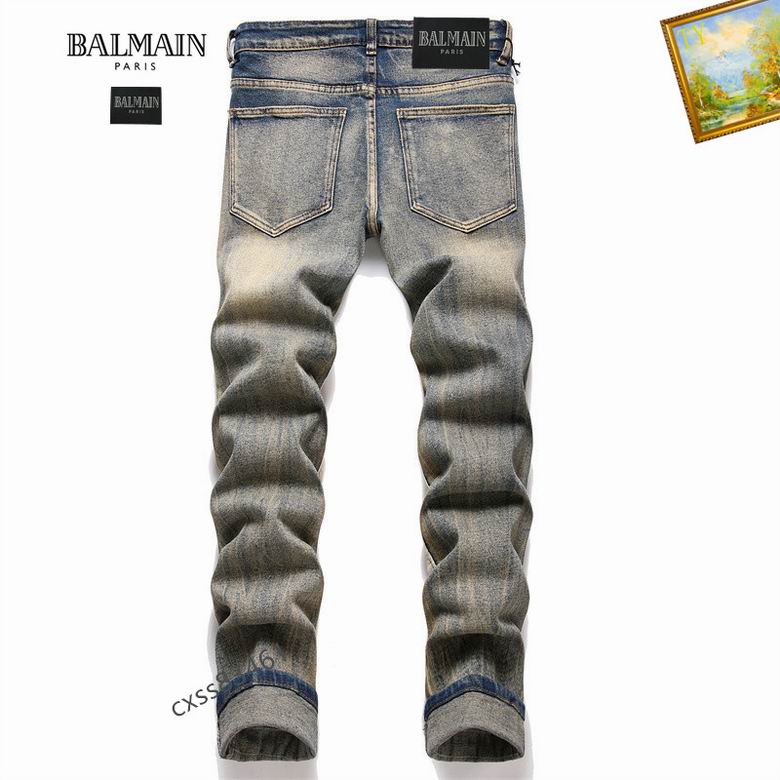 Les jeans Balmain pour homme allient sophistication et caractère, incarnant parfaitement l’ADN luxueux et avant-gardiste de la marque.