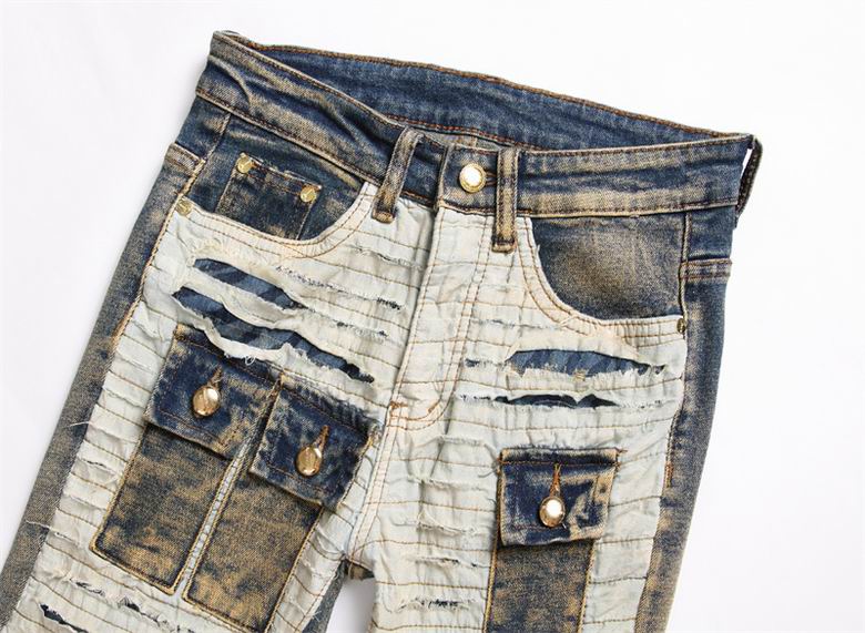 Les jeans Balmain pour homme allient sophistication et caractère, incarnant parfaitement l’ADN luxueux et avant-gardiste de la marque.