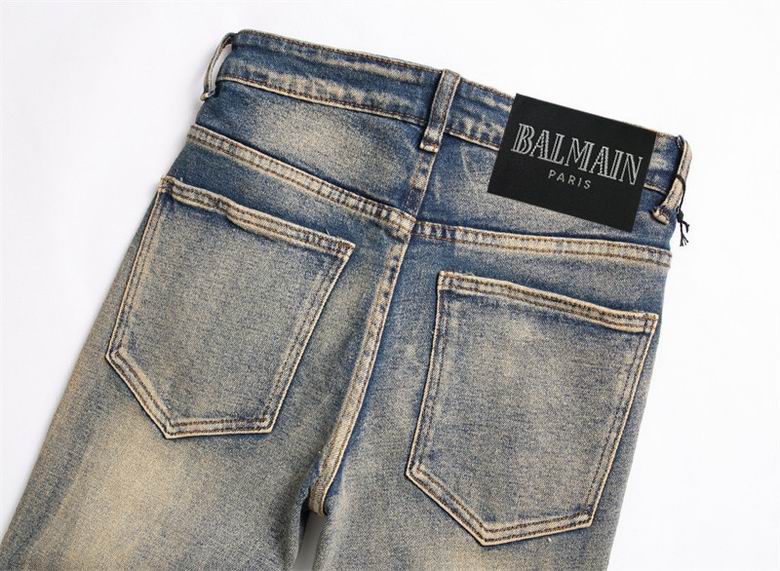 Les jeans Balmain pour homme allient sophistication et caractère, incarnant parfaitement l’ADN luxueux et avant-gardiste de la marque.