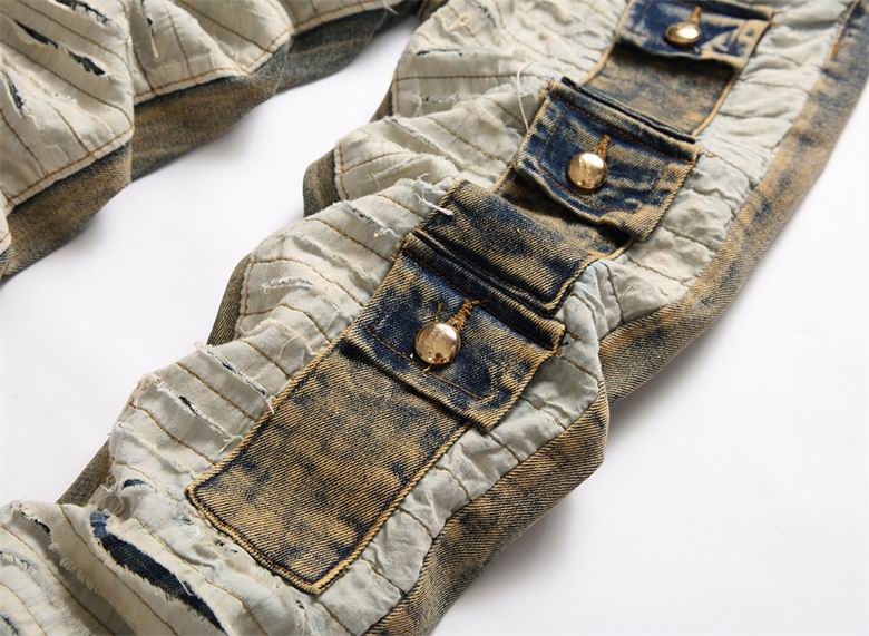 Les jeans Balmain pour homme allient sophistication et caractère, incarnant parfaitement l’ADN luxueux et avant-gardiste de la marque.