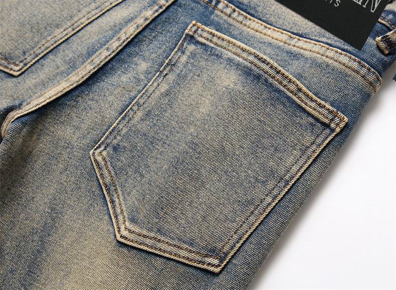 Les jeans Balmain pour homme allient sophistication et caractère, incarnant parfaitement l’ADN luxueux et avant-gardiste de la marque.