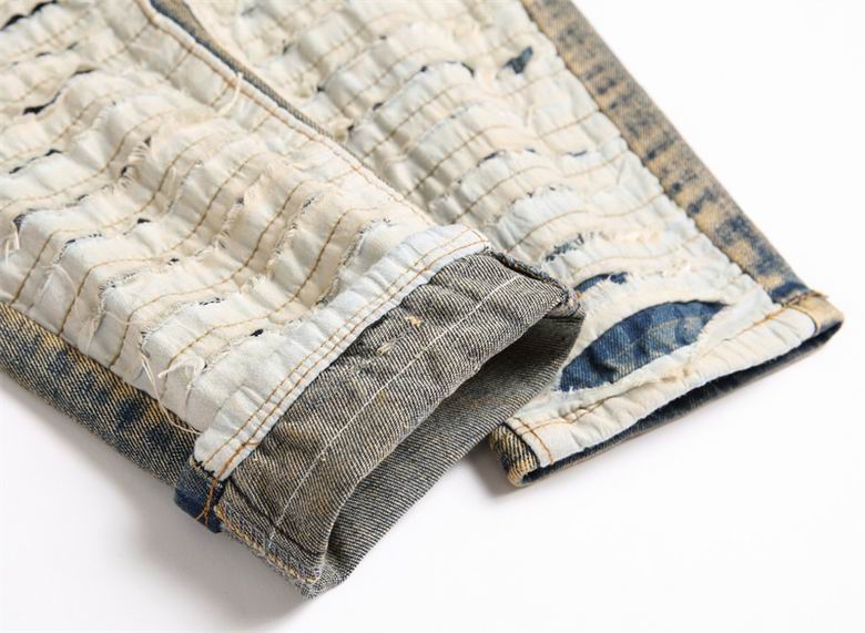 Les jeans Balmain pour homme allient sophistication et caractère, incarnant parfaitement l’ADN luxueux et avant-gardiste de la marque.