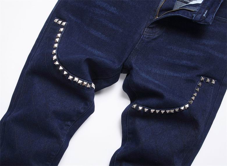 Les jeans Balmain pour homme allient sophistication et caractère, incarnant parfaitement l’ADN luxueux et avant-gardiste de la marque.