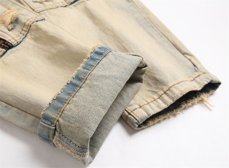 Les jeans Balmain pour homme allient sophistication et caractère, incarnant parfaitement l’ADN luxueux et avant-gardiste de la marque.