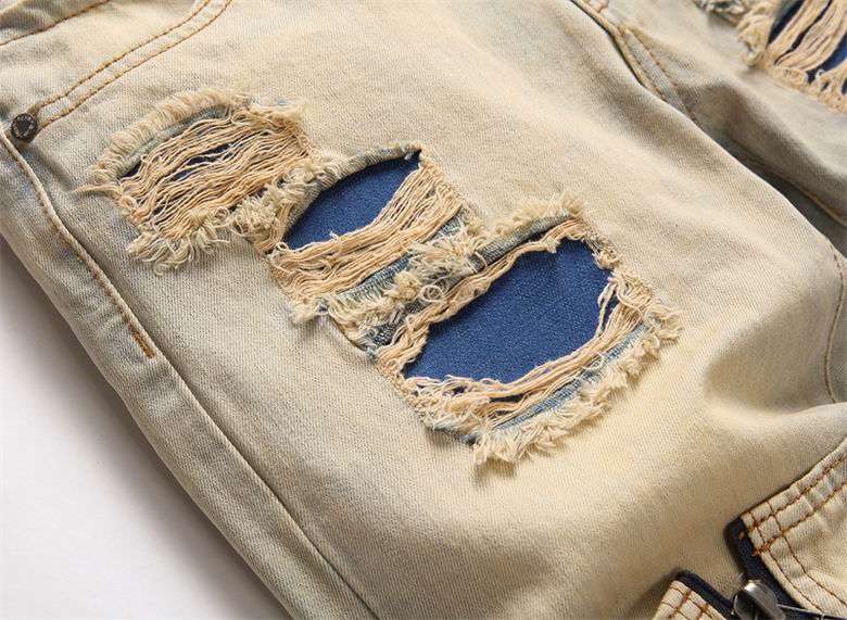 Les jeans Balmain pour homme allient sophistication et caractère, incarnant parfaitement l’ADN luxueux et avant-gardiste de la marque.