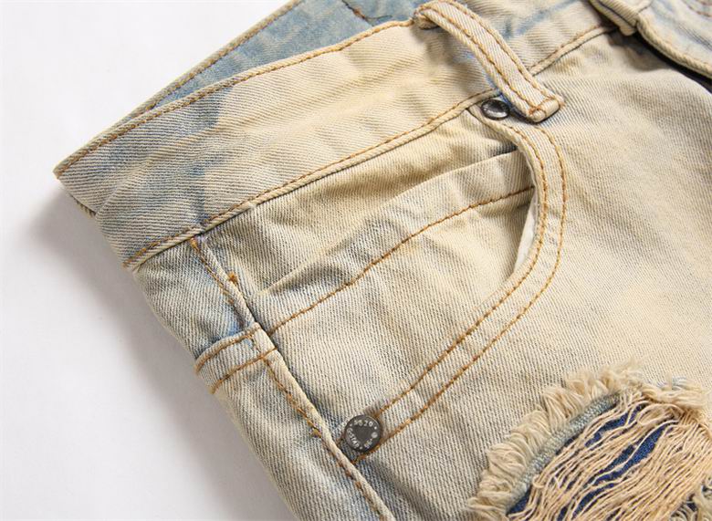 Les jeans Balmain pour homme allient sophistication et caractère, incarnant parfaitement l’ADN luxueux et avant-gardiste de la marque.