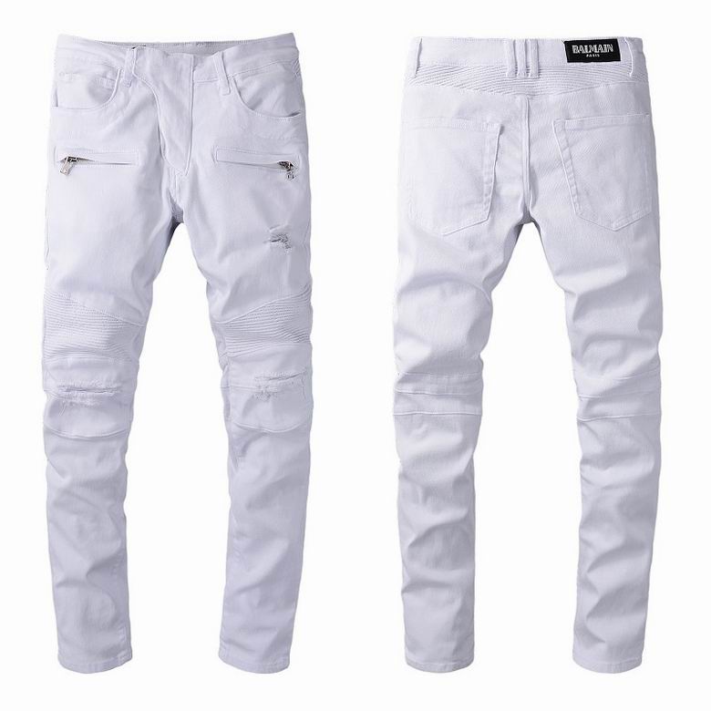 Les jeans Balmain pour homme allient sophistication et caractère, incarnant parfaitement l’ADN luxueux et avant-gardiste de la marque.