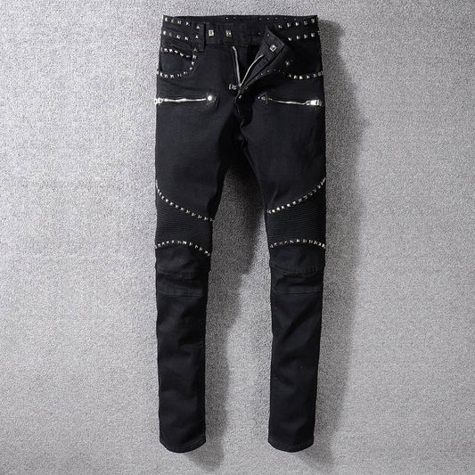 Les jeans Balmain pour homme allient sophistication et caractère, incarnant parfaitement l’ADN luxueux et avant-gardiste de la marque.