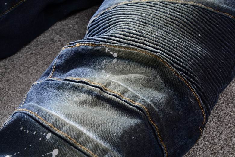 Les jeans Balmain pour homme allient sophistication et caractère, incarnant parfaitement l’ADN luxueux et avant-gardiste de la marque.