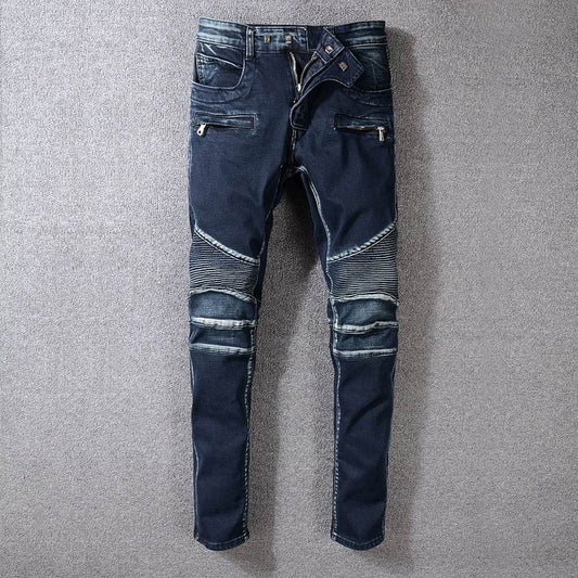 Les jeans Balmain pour homme allient sophistication et caractère, incarnant parfaitement l’ADN luxueux et avant-gardiste de la marque.