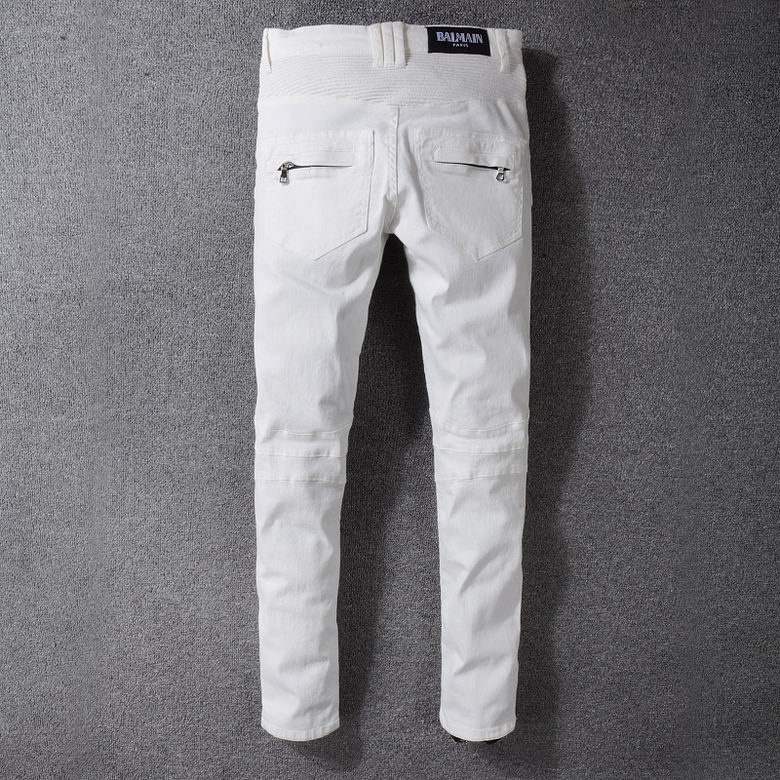 Les jeans Balmain pour homme allient sophistication et caractère, incarnant parfaitement l’ADN luxueux et avant-gardiste de la marque.