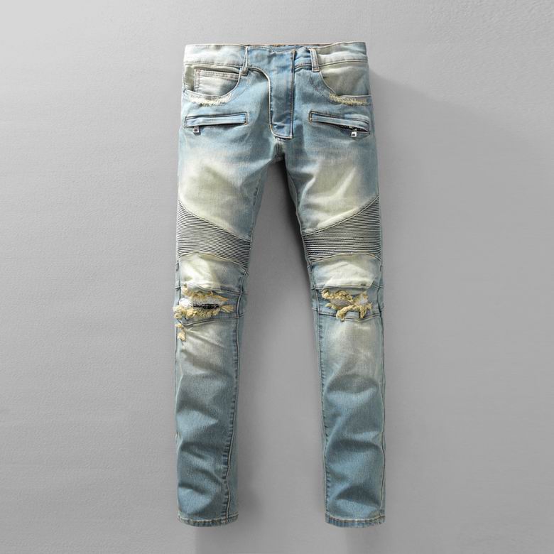 Les jeans Balmain pour homme allient sophistication et caractère, incarnant parfaitement l’ADN luxueux et avant-gardiste de la marque.