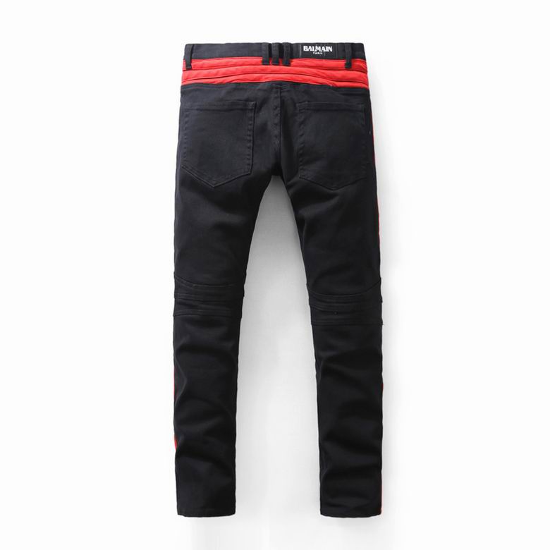 Les jeans Balmain pour homme allient sophistication et caractère, incarnant parfaitement l’ADN luxueux et avant-gardiste de la marque.