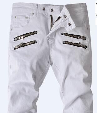 Les jeans Balmain pour homme allient sophistication et caractère, incarnant parfaitement l’ADN luxueux et avant-gardiste de la marque.