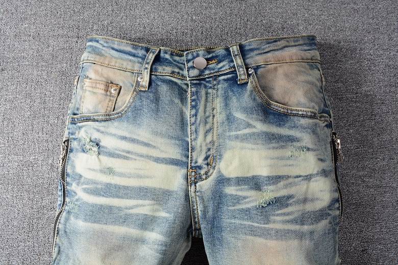 Les jeans Balmain pour homme allient sophistication et caractère, incarnant parfaitement l’ADN luxueux et avant-gardiste de la marque.