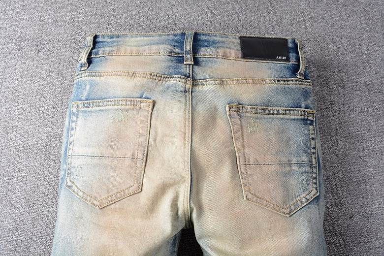 Les jeans Balmain pour homme allient sophistication et caractère, incarnant parfaitement l’ADN luxueux et avant-gardiste de la marque.