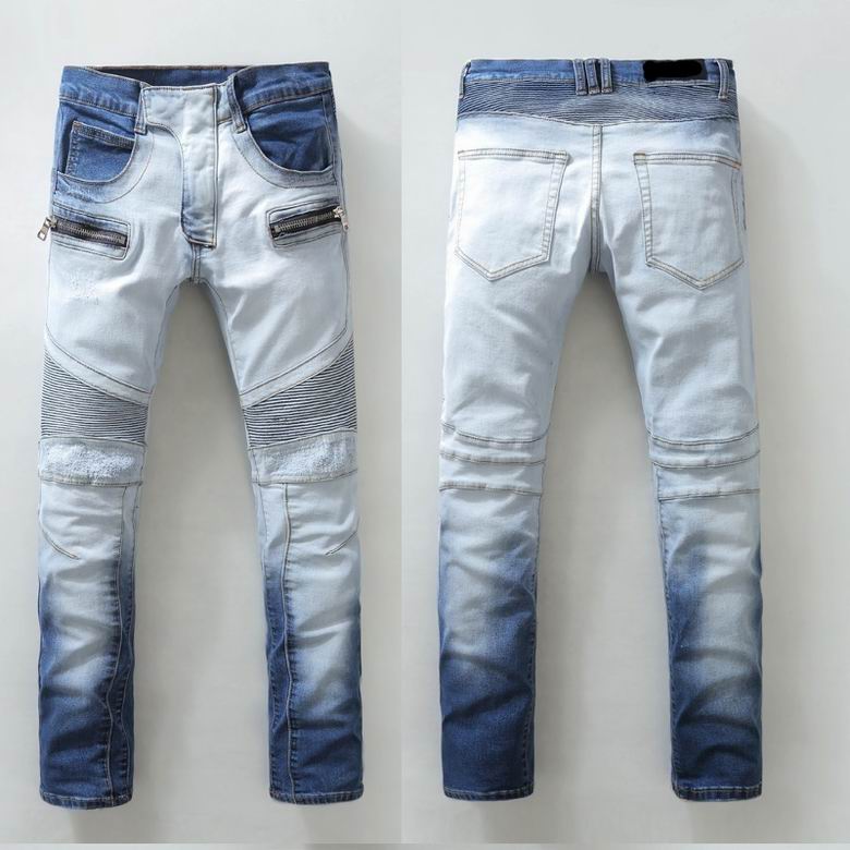 Les jeans Balmain pour homme allient sophistication et caractère, incarnant parfaitement l’ADN luxueux et avant-gardiste de la marque.