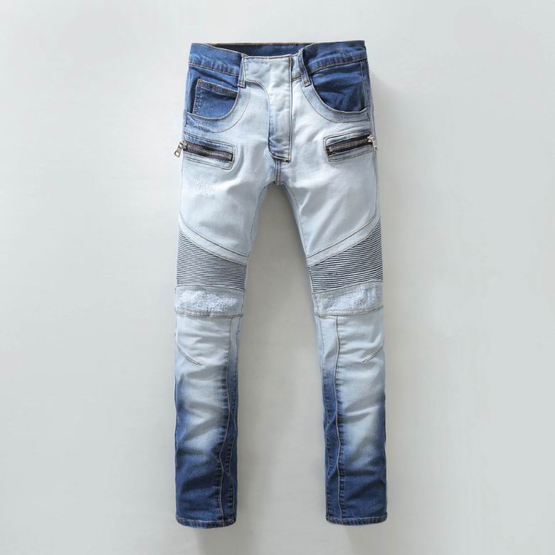Les jeans Balmain pour homme allient sophistication et caractère, incarnant parfaitement l’ADN luxueux et avant-gardiste de la marque.