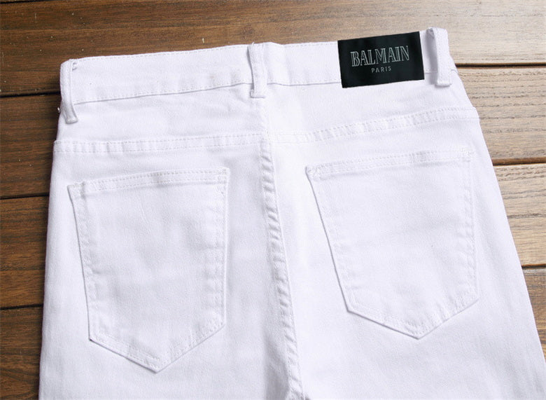 Les jeans Balmain pour homme allient sophistication et caractère, incarnant parfaitement l’ADN luxueux et avant-gardiste de la marque.