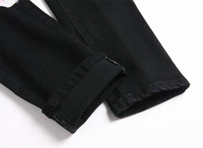 Les jeans Philipp Plein pour homme incarnent un style audacieux et distinctif, parfait pour ceux qui aiment affirmer leur personnalité à travers la mode.