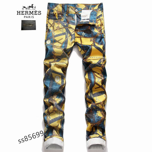 Les jeans Hermès pour homme incarnent l’excellence du savoir-faire artisanal et le luxe discret caractéristique de la maison française.