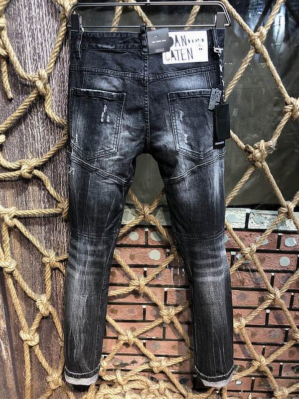 les jeans DSquared2 pour homme combinent performance et style avec une touche de robustesse urbaine. En effet, leur design distinctif et leur qualité 