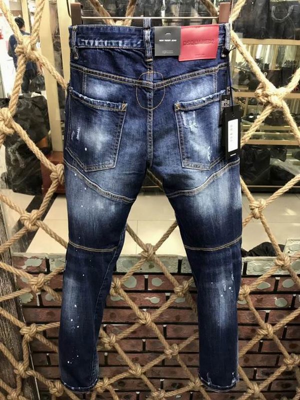 les jeans DSquared2 pour homme combinent performance et style avec une touche de robustesse urbaine. En effet, leur design distinctif et leur qualité 