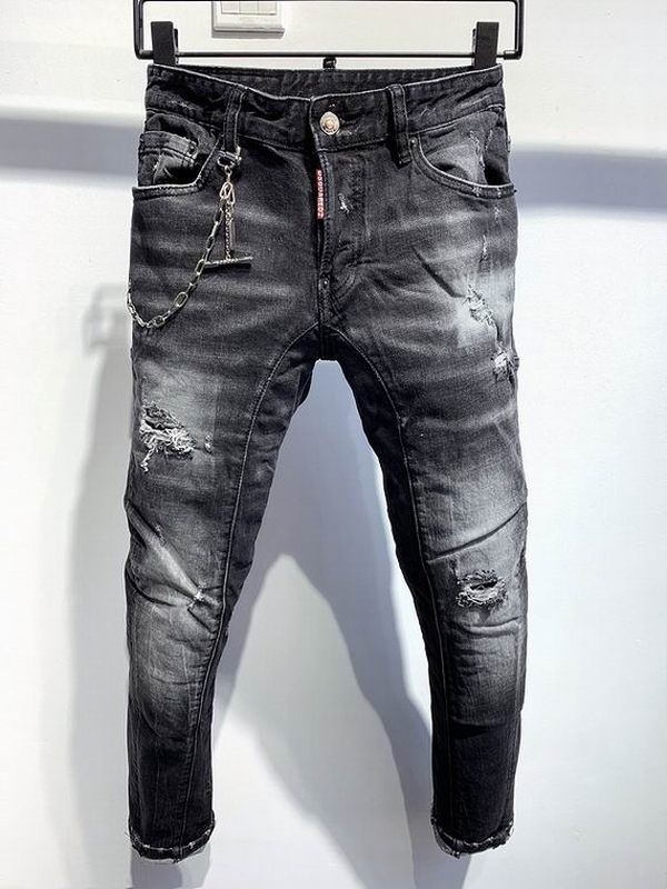 les jeans DSquared2 pour homme combinent performance et style avec une touche de robustesse urbaine. En effet, leur design distinctif et leur qualité 