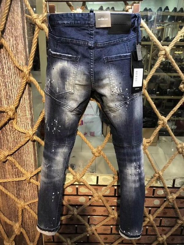 les jeans DSquared2 pour homme combinent performance et style avec une touche de robustesse urbaine. En effet, leur design distinctif et leur qualité exceptionnelle 