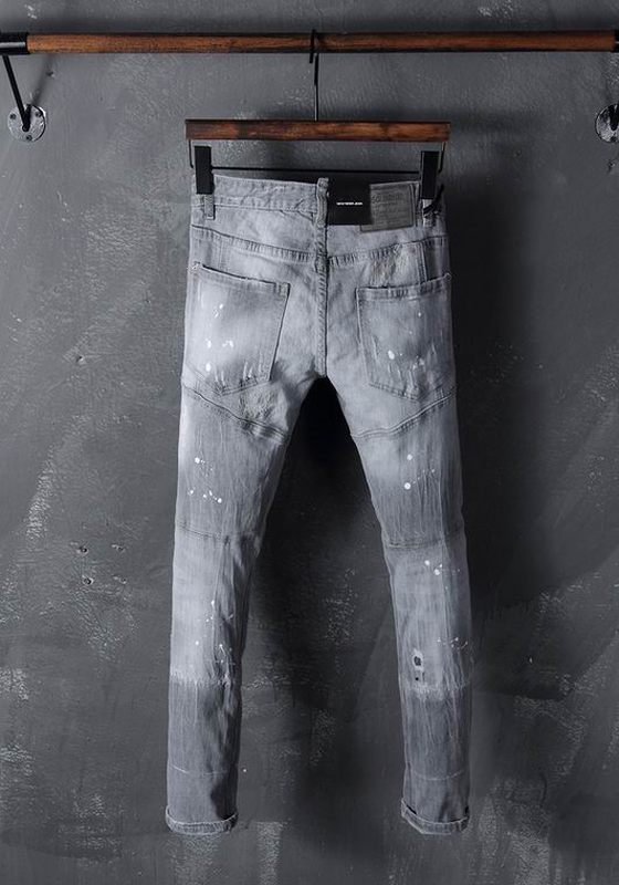 les jeans DSquared2 pour homme combinent performance et style avec une touche de robustesse urbaine. En effet, leur design distinctif et leur qualité exceptionnelle 