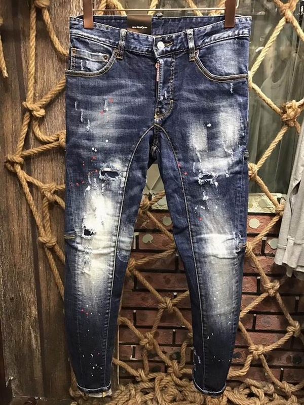 les jeans DSquared2 pour homme combinent performance et style avec une touche de robustesse urbaine. En effet, leur design distinctif et leur qualité exceptionnelle 