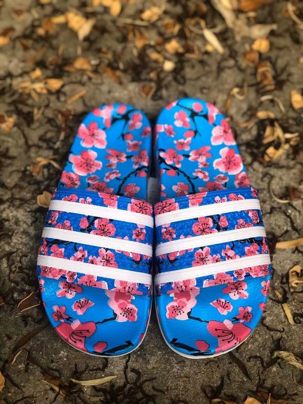 Les sandales claquettes Adidas sont un incontournable pour ceux qui recherchent un mélange parfait entre confort et style décontracté.